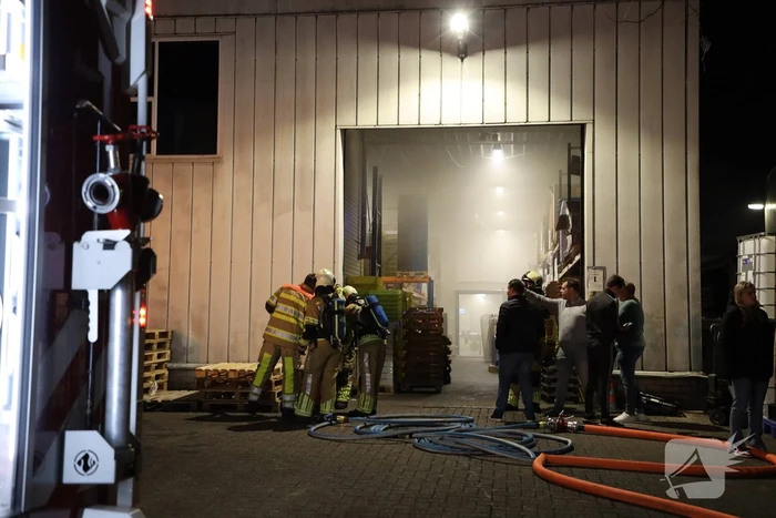 Pand vol rook op industrieterrein De Kronkels
