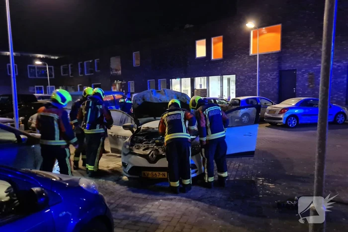 Buurtbewoners blussen beginnende autobrand