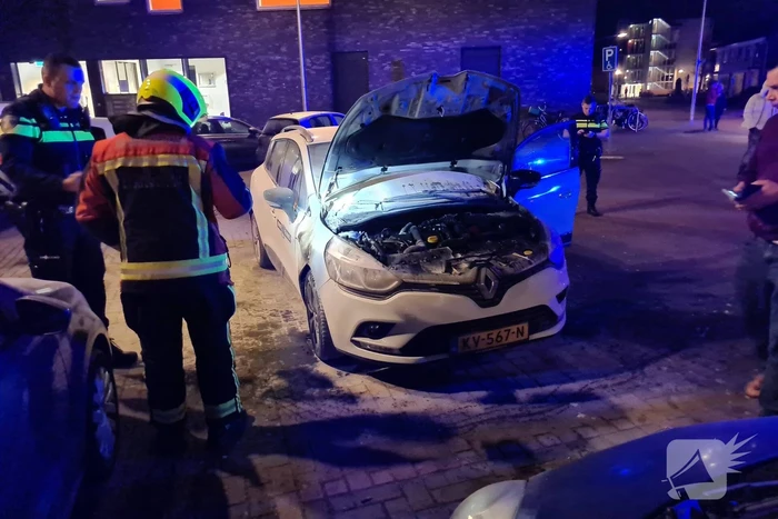 Buurtbewoners blussen beginnende autobrand