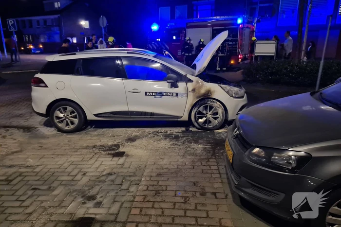 Buurtbewoners blussen beginnende autobrand