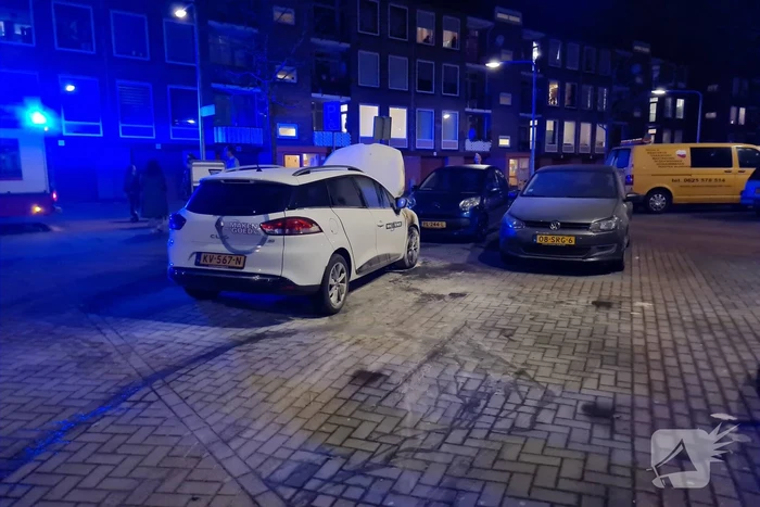 Buurtbewoners blussen beginnende autobrand