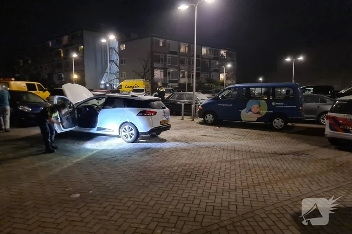 Buurtbewoners blussen beginnende autobrand