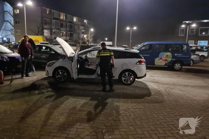 Buurtbewoners blussen beginnende autobrand