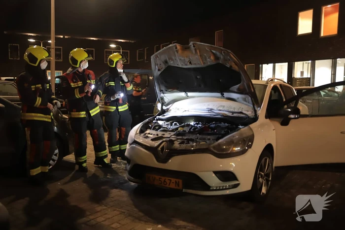 Buurtbewoners blussen beginnende autobrand