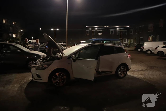 Buurtbewoners blussen beginnende autobrand