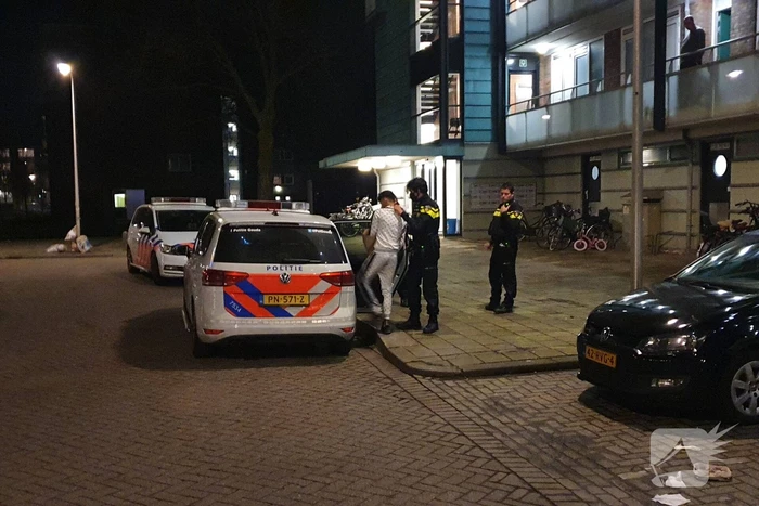 Buurtbewoners blussen beginnende autobrand