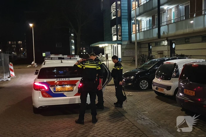 Buurtbewoners blussen beginnende autobrand