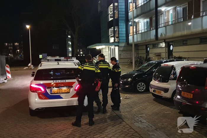 Buurtbewoners blussen beginnende autobrand