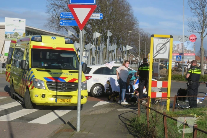 Fietser gewond bij botsing met auto op rotonde