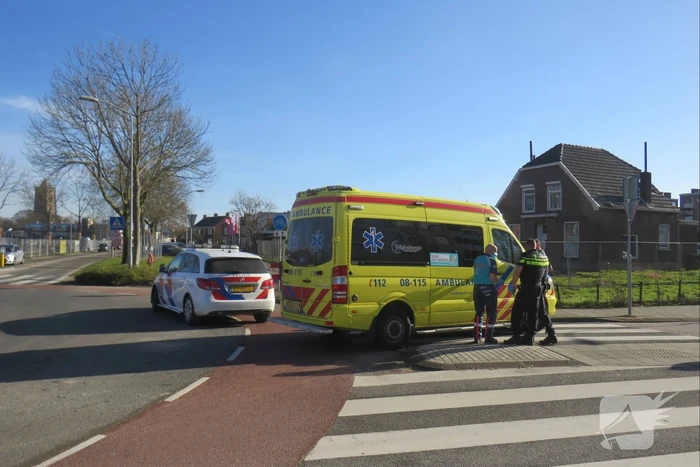 Fietser gewond bij botsing met auto op rotonde