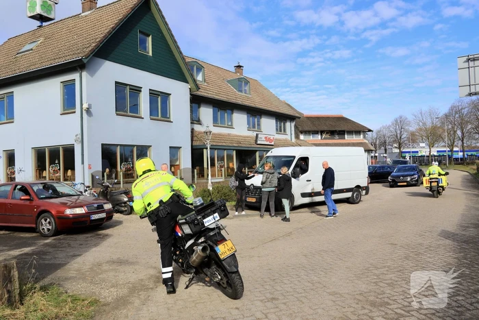 Fietsster en scooterrijder botsen voor coffeeshop Klavertje