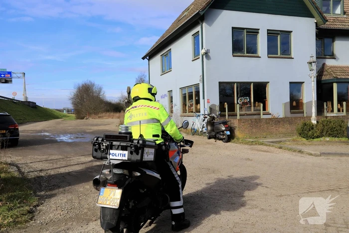 Fietsster en scooterrijder botsen voor coffeeshop Klavertje