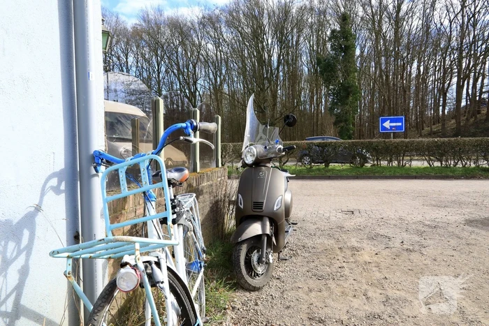 Fietsster en scooterrijder botsen voor coffeeshop Klavertje
