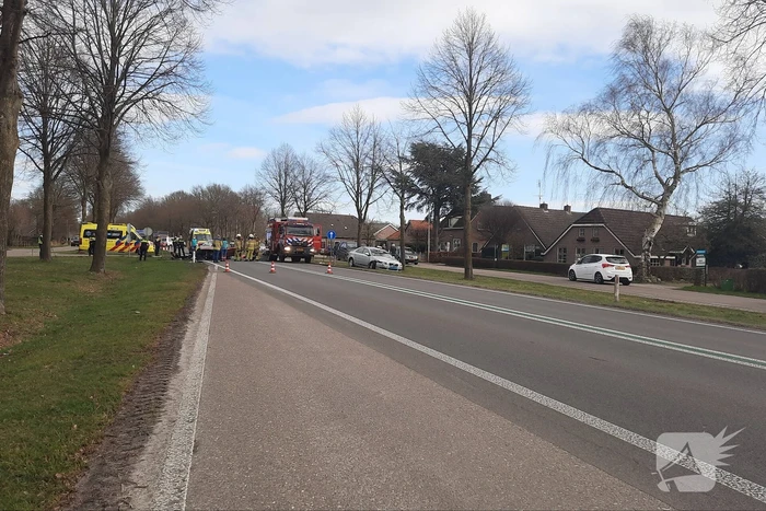 Taxi en personenauto met elkaar in botsing