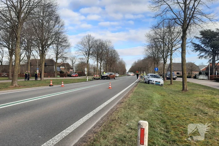 Taxi en personenauto met elkaar in botsing