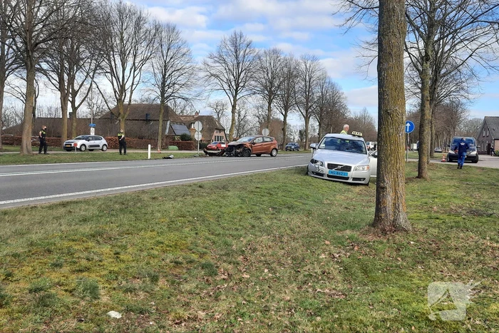Taxi en personenauto met elkaar in botsing