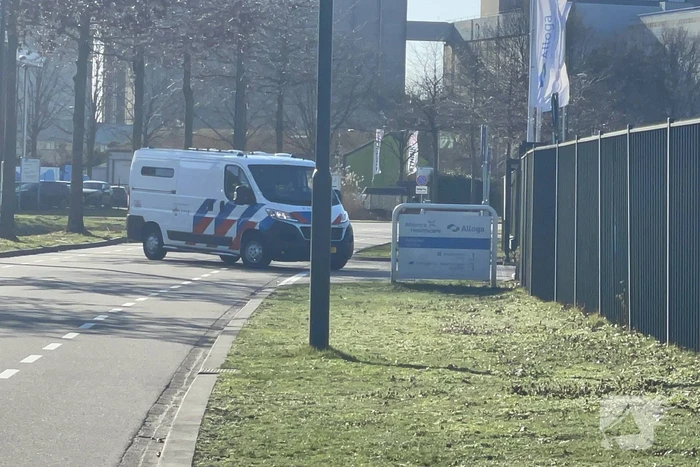 10 vluchtelingen aangetroffen in vrachtwagen bij Alloga en Alliance Healthcare