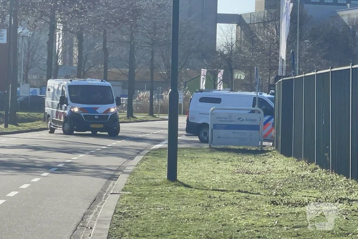 10 vluchtelingen aangetroffen in vrachtwagen bij Alloga en Alliance Healthcare