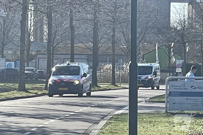 10 vluchtelingen aangetroffen in vrachtwagen bij Alloga en Alliance Healthcare