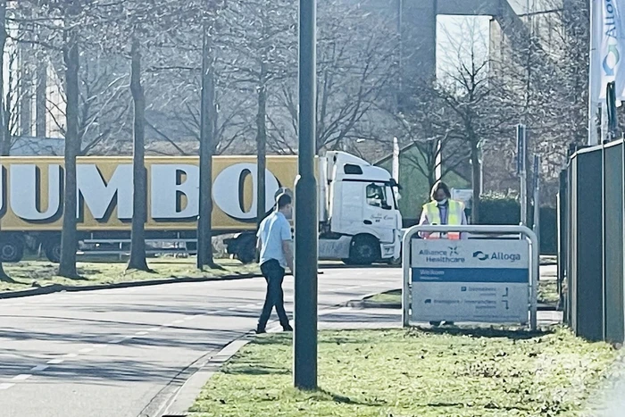 10 vluchtelingen aangetroffen in vrachtwagen bij Alloga en Alliance Healthcare