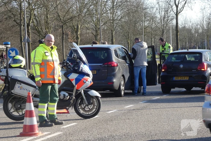Auto's botsen op kruising