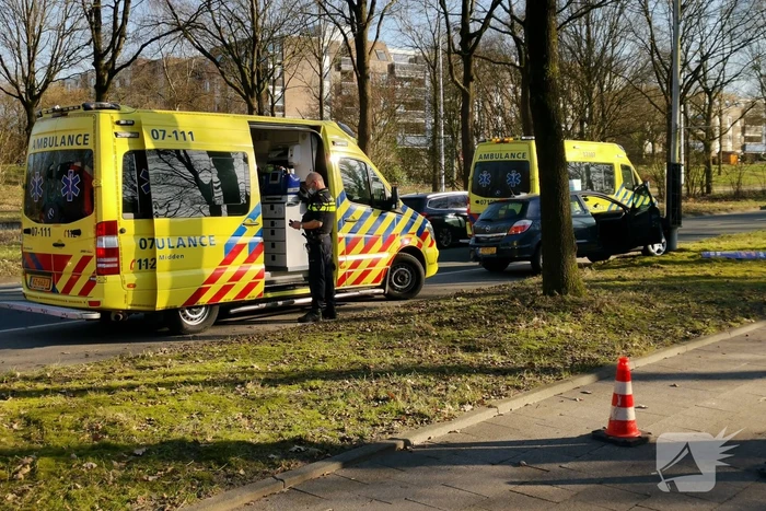Auto knalt op lantaarnapaal