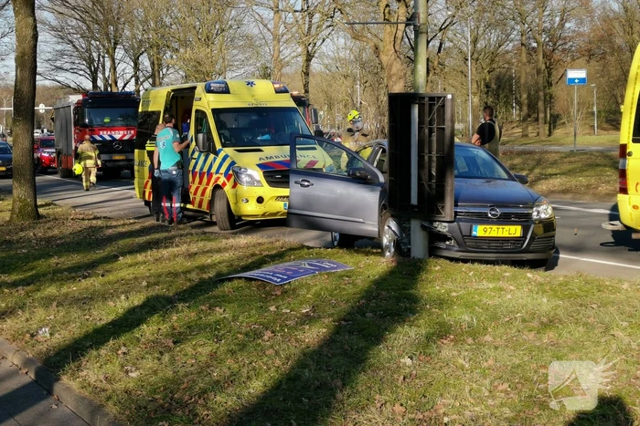 Auto knalt op lantaarnapaal