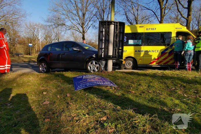 Auto knalt op lantaarnapaal