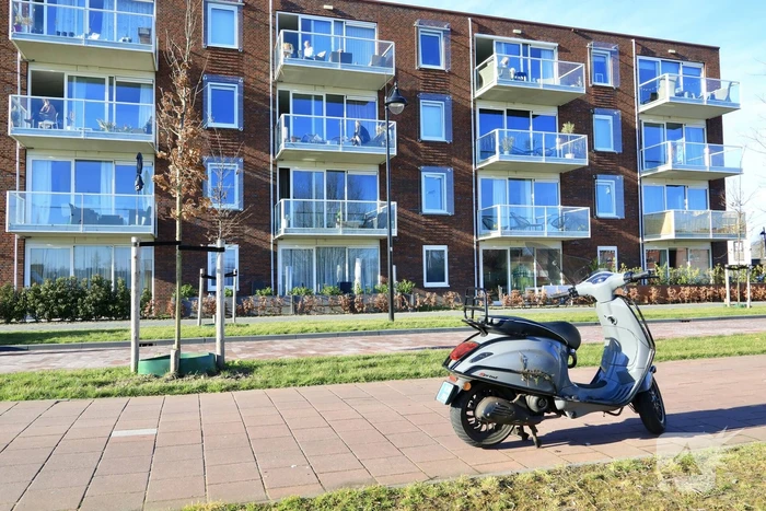 Scooter aangereden op rotonde