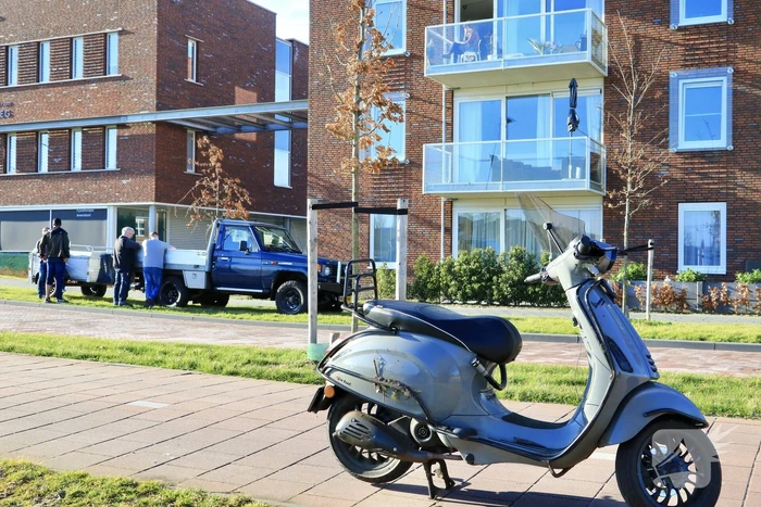 Scooter aangereden op rotonde