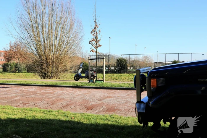 Scooter aangereden op rotonde