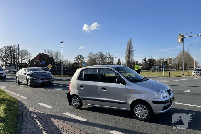 Flinke ravage kop-staart aanrijding voor verkeerslicht