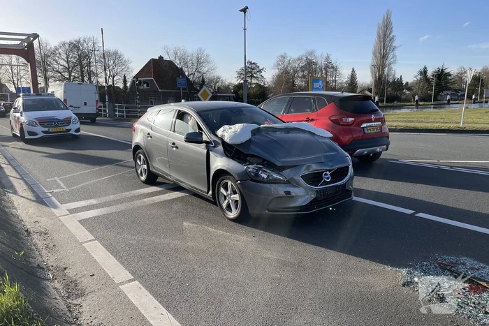 Flinke ravage kop-staart aanrijding voor verkeerslicht