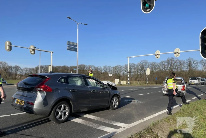Flinke ravage kop-staart aanrijding voor verkeerslicht