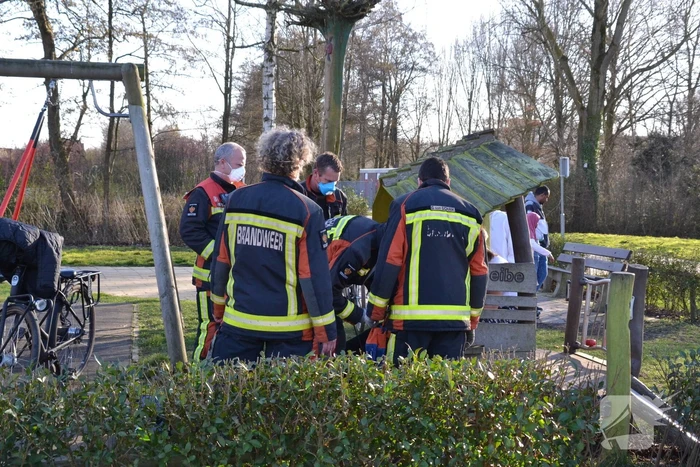 Brandweer bevrijdt meisje uit speeltoestel