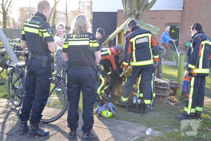 Brandweer bevrijdt meisje uit speeltoestel