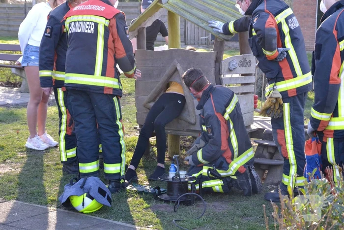 Brandweer bevrijdt meisje uit speeltoestel