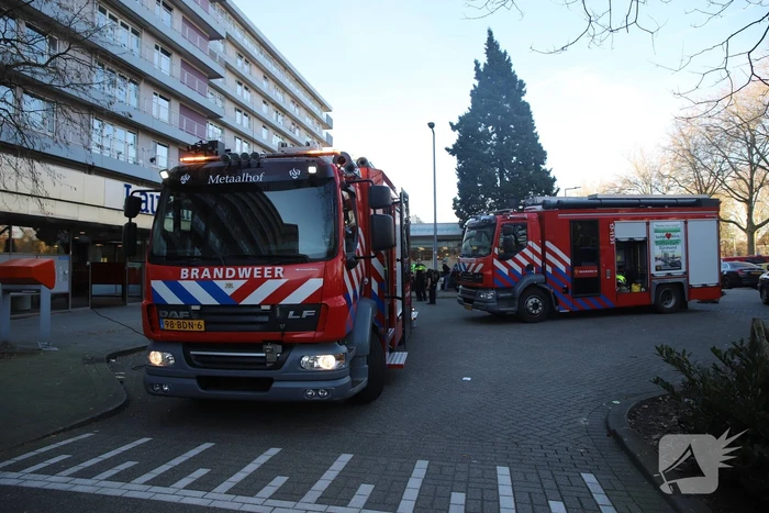 Begane grond zorgflat ontruimd door brand in wasruimte