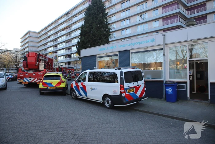 Begane grond zorgflat ontruimd door brand in wasruimte