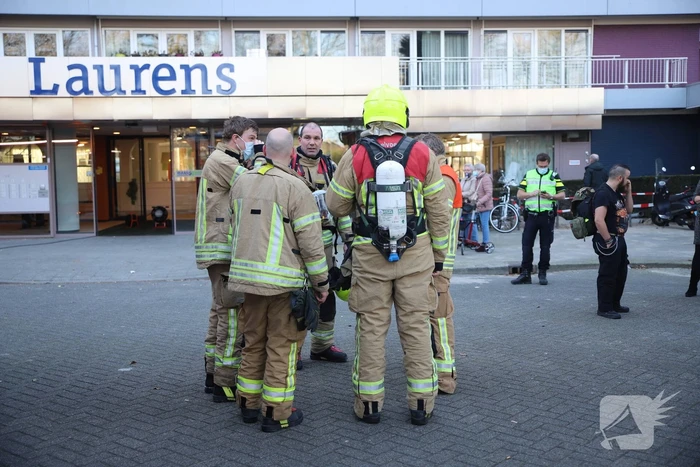 Begane grond zorgflat ontruimd door brand in wasruimte