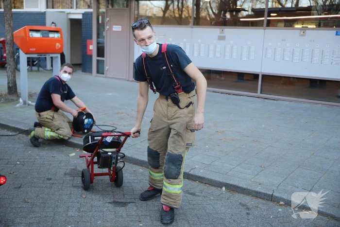 Begane grond zorgflat ontruimd door brand in wasruimte