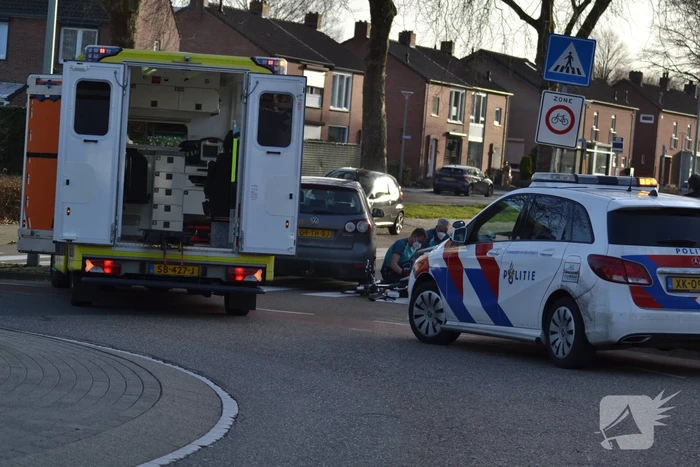 Oudere man gewond bij aanrijding op rotonde