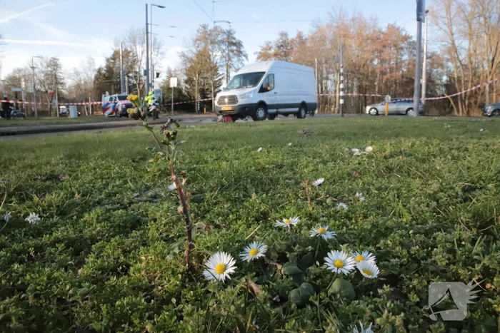 Fiets belandt onder bestelbus