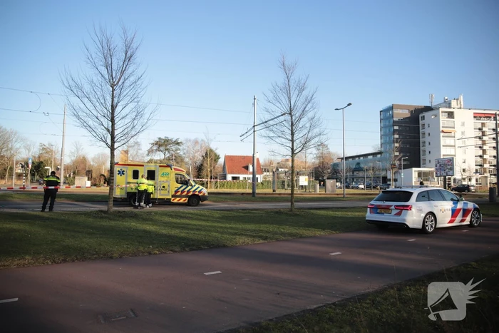 Fiets belandt onder bestelbus