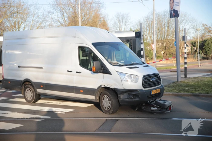 Fiets belandt onder bestelbus