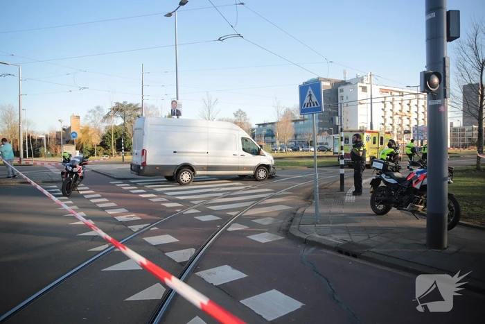 Fiets belandt onder bestelbus
