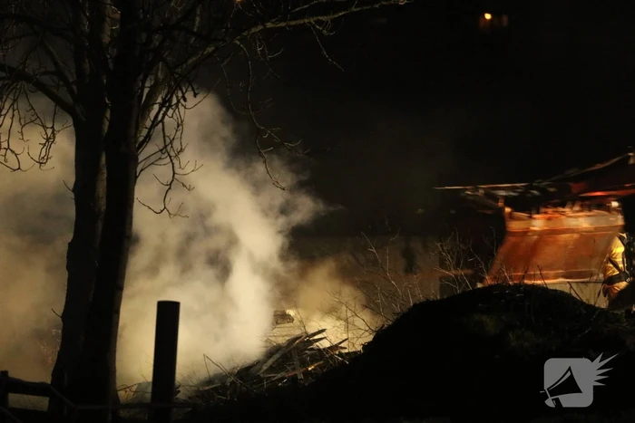 Grote hoop afval in brand