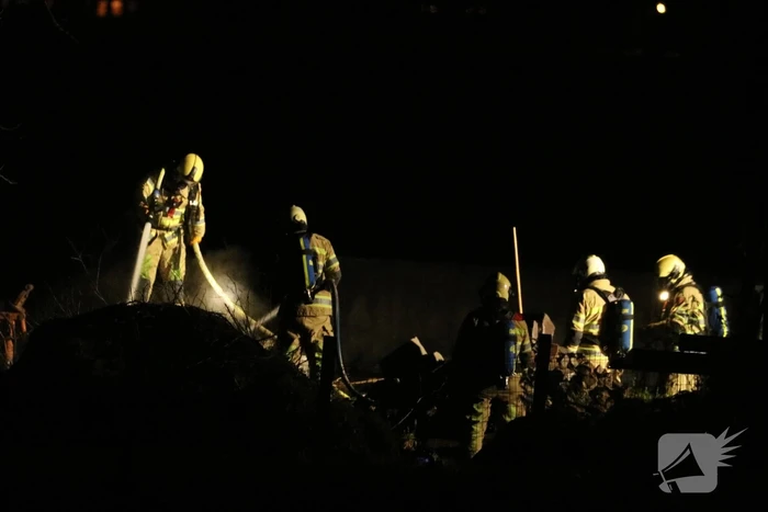 Grote hoop afval in brand