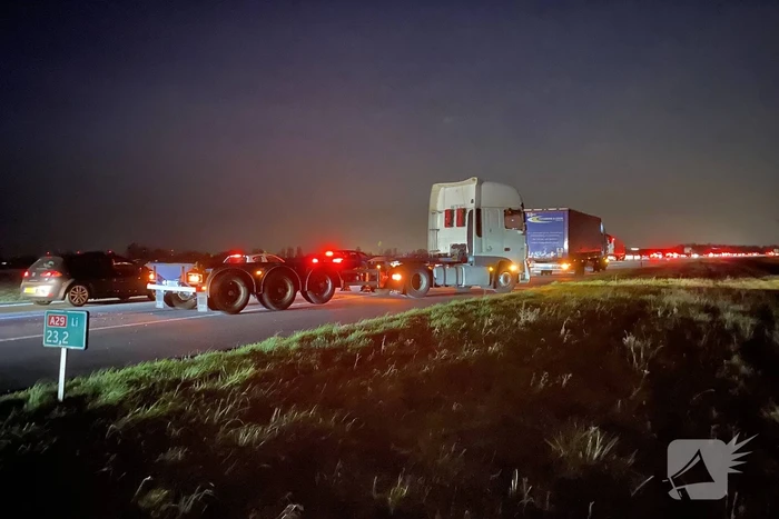 Schade bij botsing tussen twee vrachtwagens