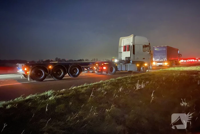 Schade bij botsing tussen twee vrachtwagens